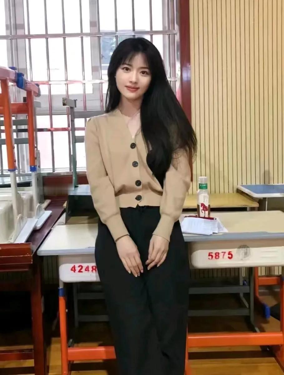 现在的社会面临两大难题：一方面房屋大量闲置，无人问津；另一方面，女性在寻求伴侣时