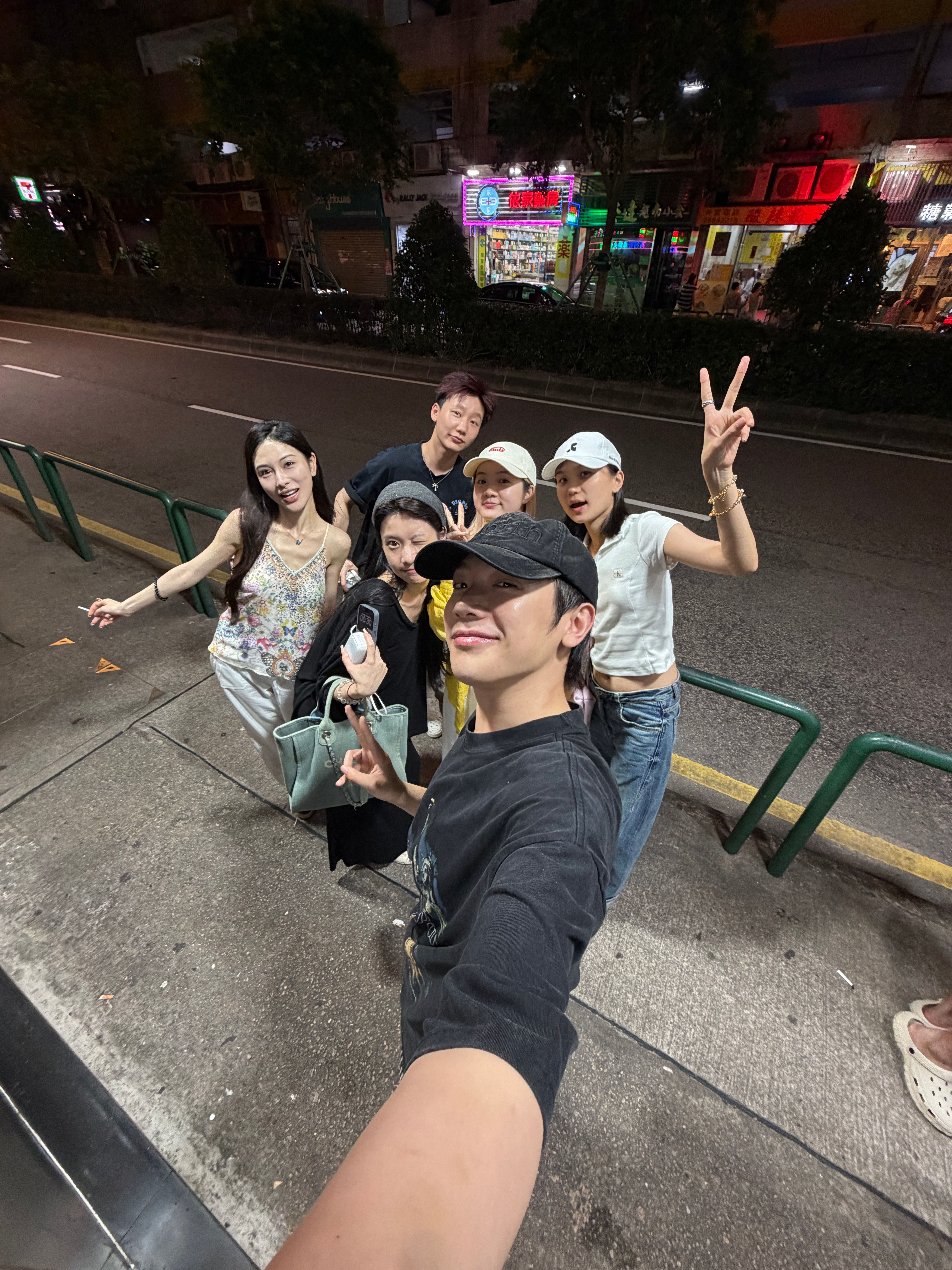 我终于到了！！！！并已经进食完毕！！那家特别火的酸辣粉懒得排，直接对面吃了个假货