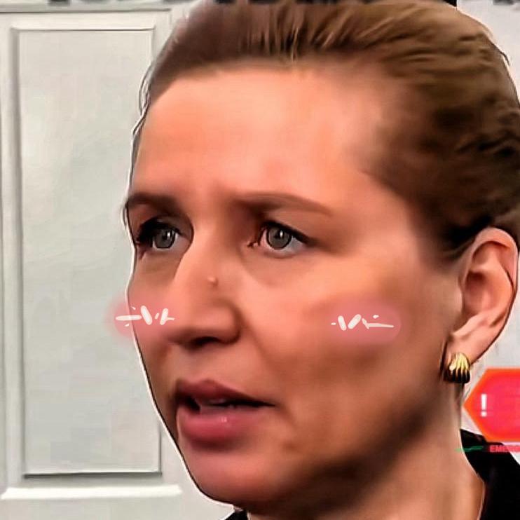 这丹麦女首相的变脸绝活
怕是连川剧演员都得喊声师傅。

弗雷泽里克森这张脸，切换