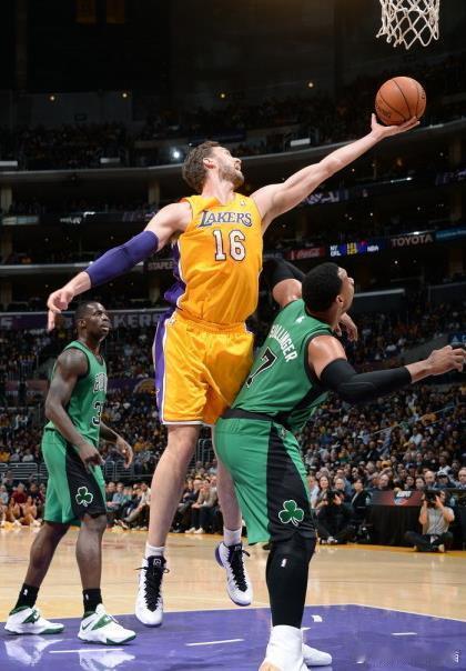 【又是你!黄绿大战两送温暖 告别8连败先叩谢老冤家】北京时间2月23日，湖人和凯