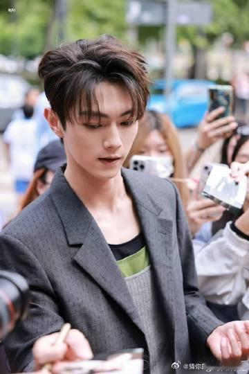 #许凯镜头畸变下的颜值# 不得不说，米兰时装周上的许凯人气超高，哪怕是镜头畸变、