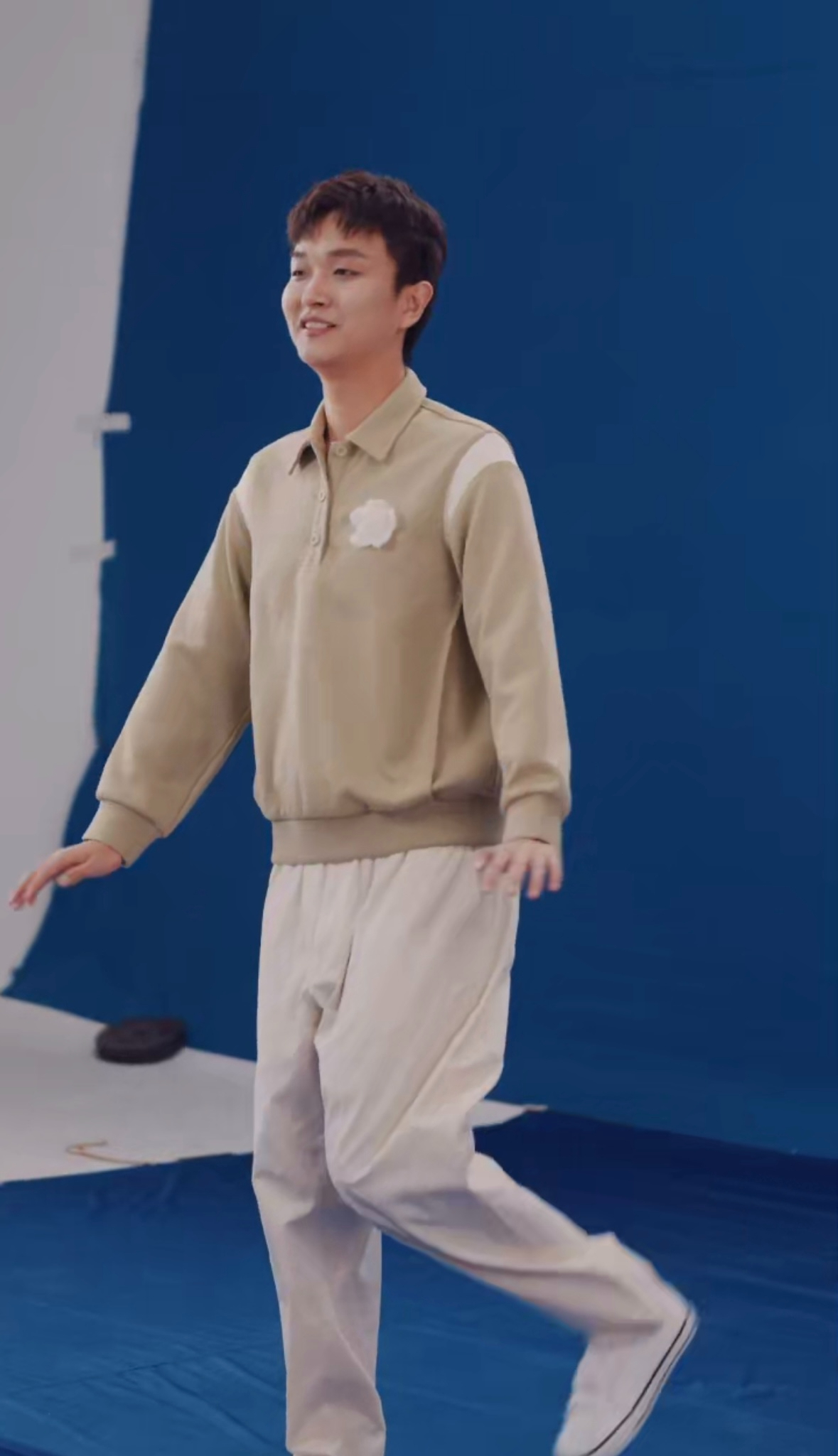 #Cat跳舞像打军体拳#没想到CAT不仅游戏打得好，跳舞也不含糊，舞姿动作也还流