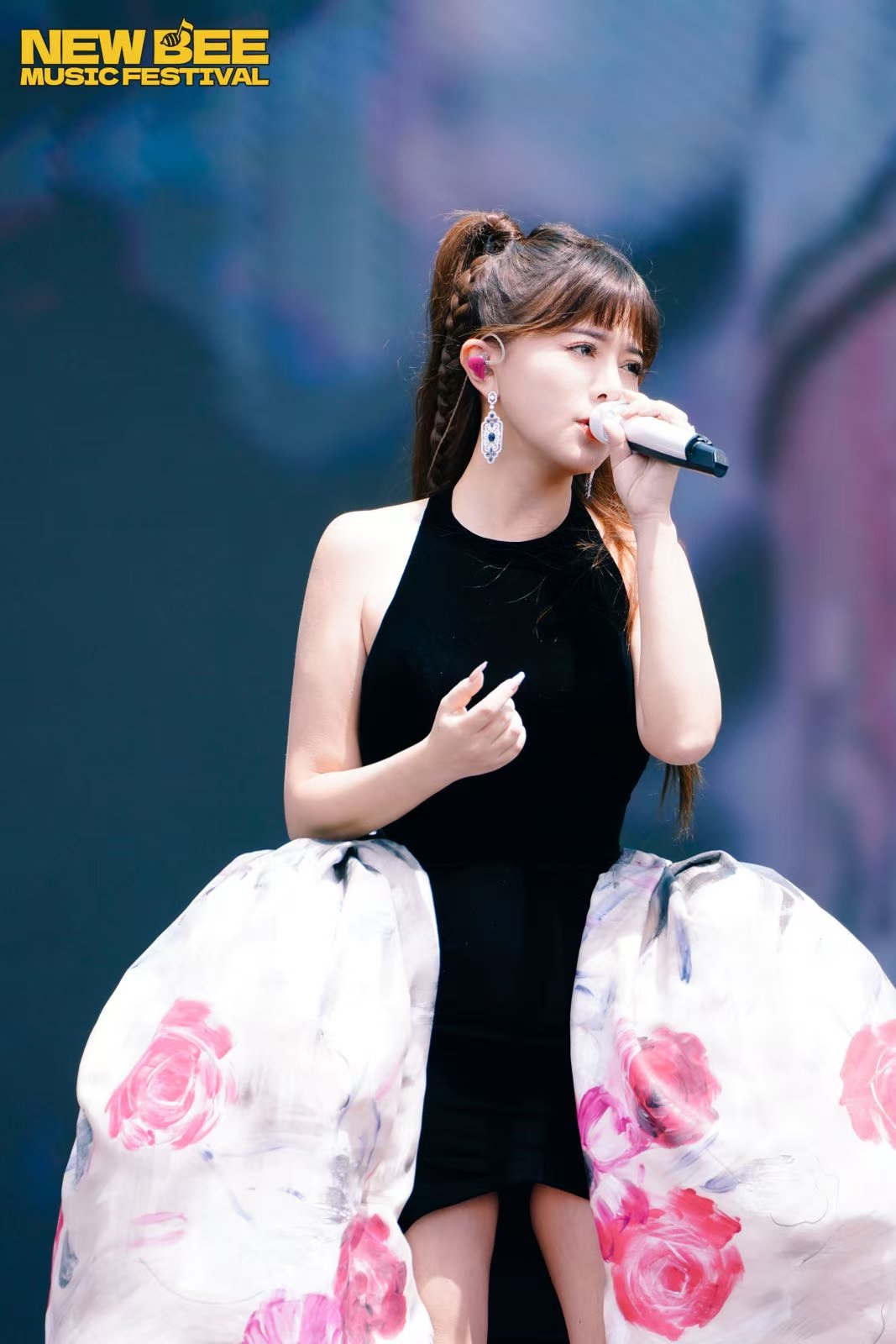阿兰[超话]阿兰音乐节分饰两角梦回花千骨 救命！阿兰在成都音乐节唱《千古》，一开