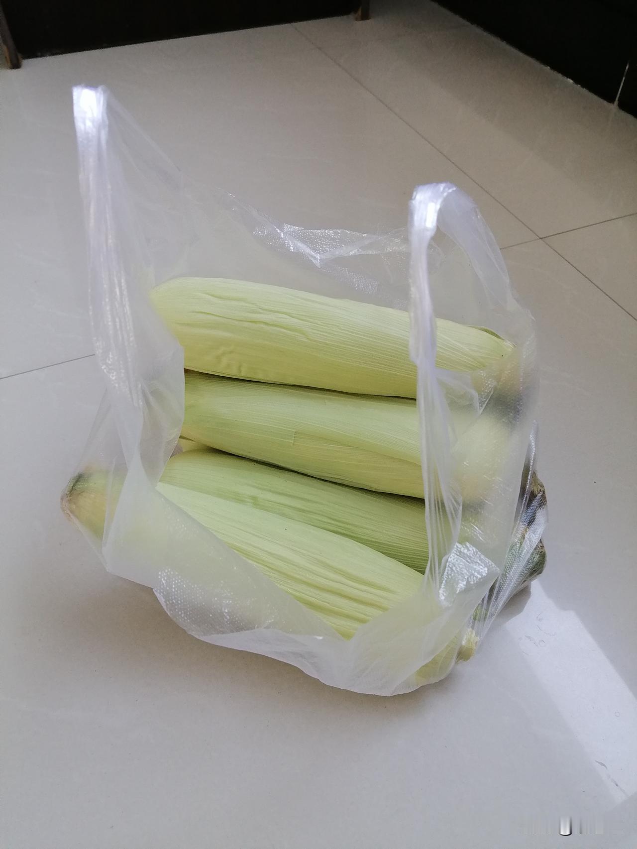 我去退货，退葡萄，没想到，女店主在后面使劲追我！

早晨，我买了苞米和葡萄。
