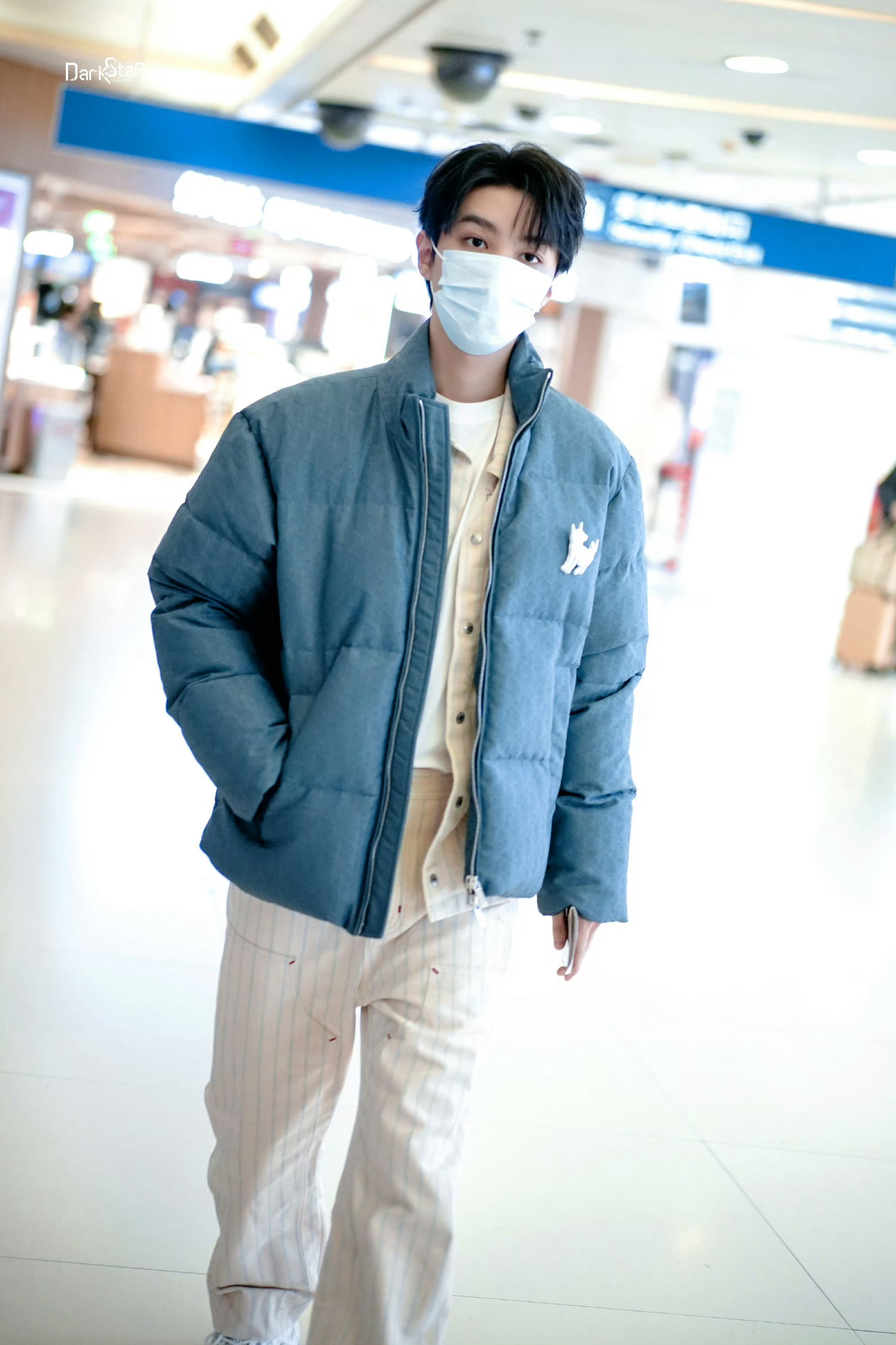 王俊凯 × 机场出发🛫DIOR 品牌大使王俊凯以蓝色羽绒服搭配条纹套装出发巴黎