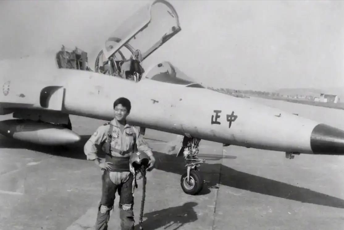 1981年，台湾飞行员黄植诚，驾驶美国先进战斗机回归大陆，当这架台湾最先进的F5
