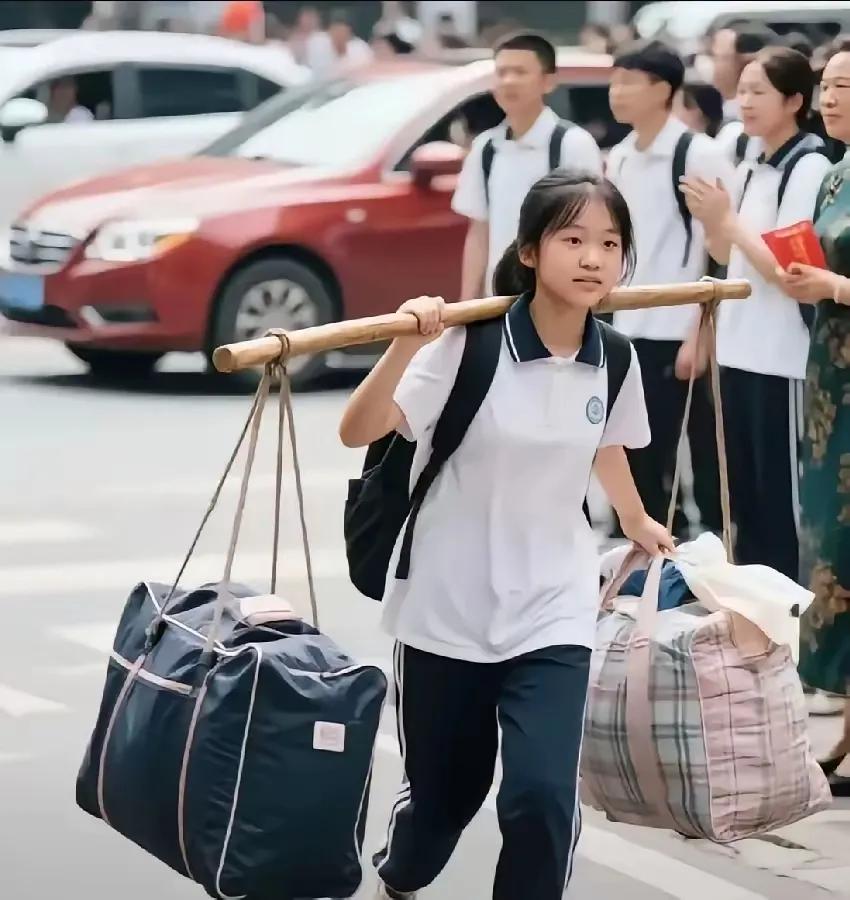 看见一个高考完毕后挑着担子回家的小女孩的视频，我莫名其妙地心痛！当今社会这样的乖