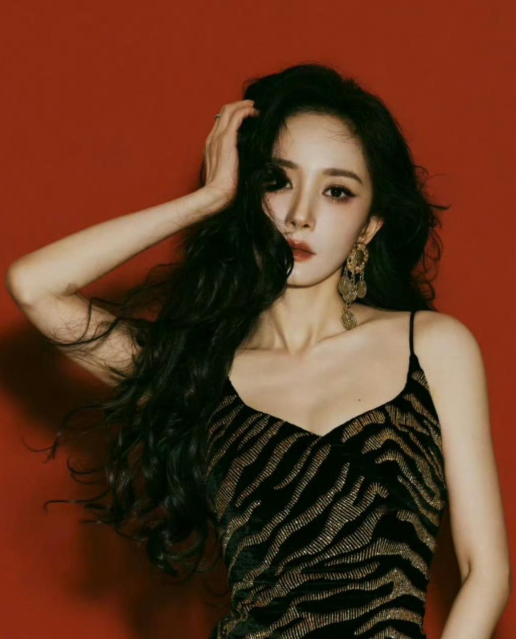 杨幂估计不会再婚了，
原因很简单，
不是她年纪大，没人喜欢，而是她早就看透了婚姻