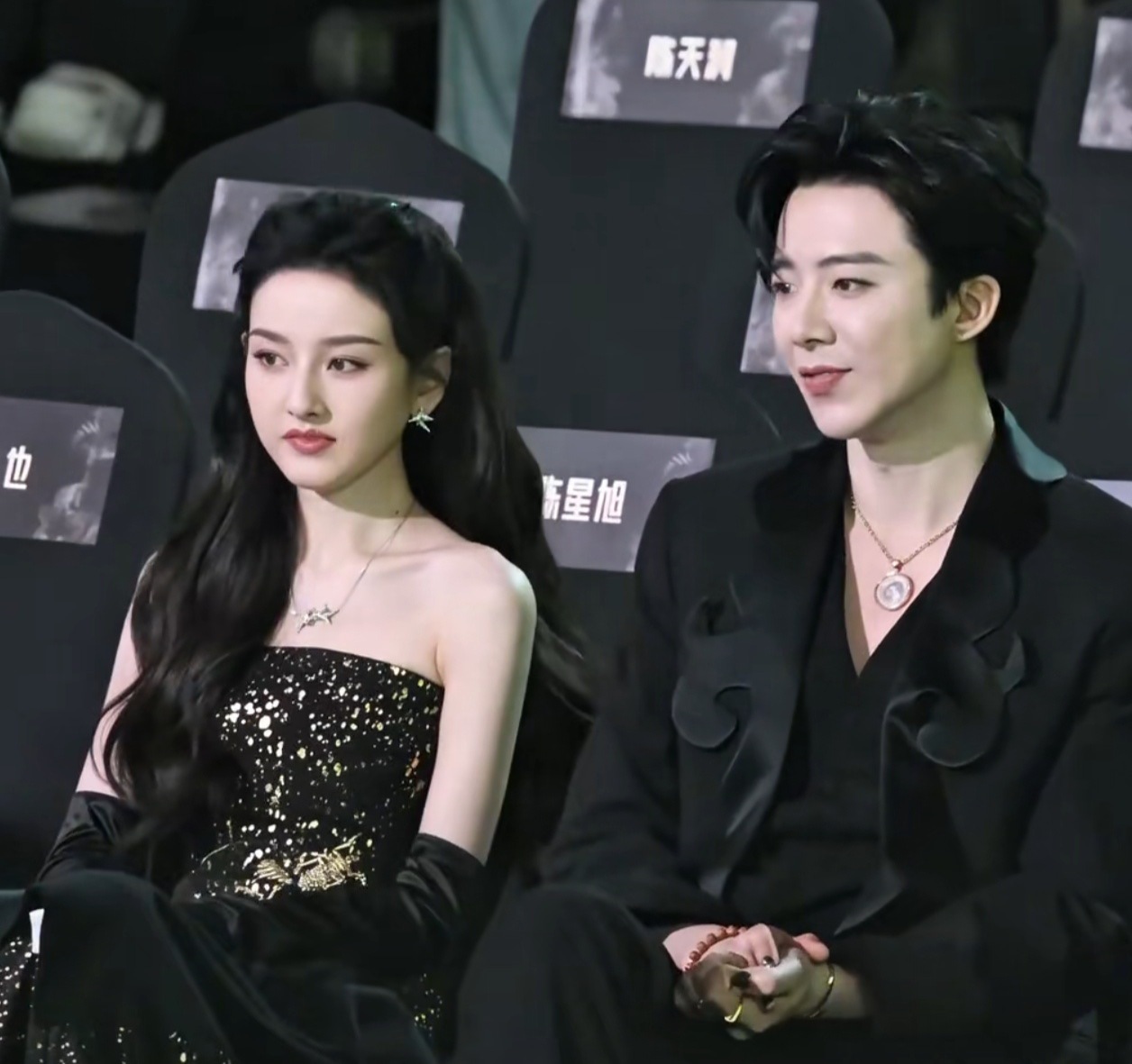 刘宇宁宋祖儿坐一起眼神拉丝！舞台上锋芒，私下互动是温柔杀谁懂💓 刘宇宁宋祖儿坐