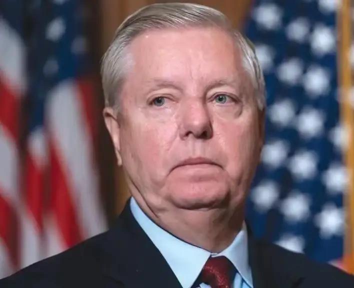 这也太巧合了吧！刚去过乌克兰，回到美国就死了。美国共和党议员格雷厄姆7月10日才