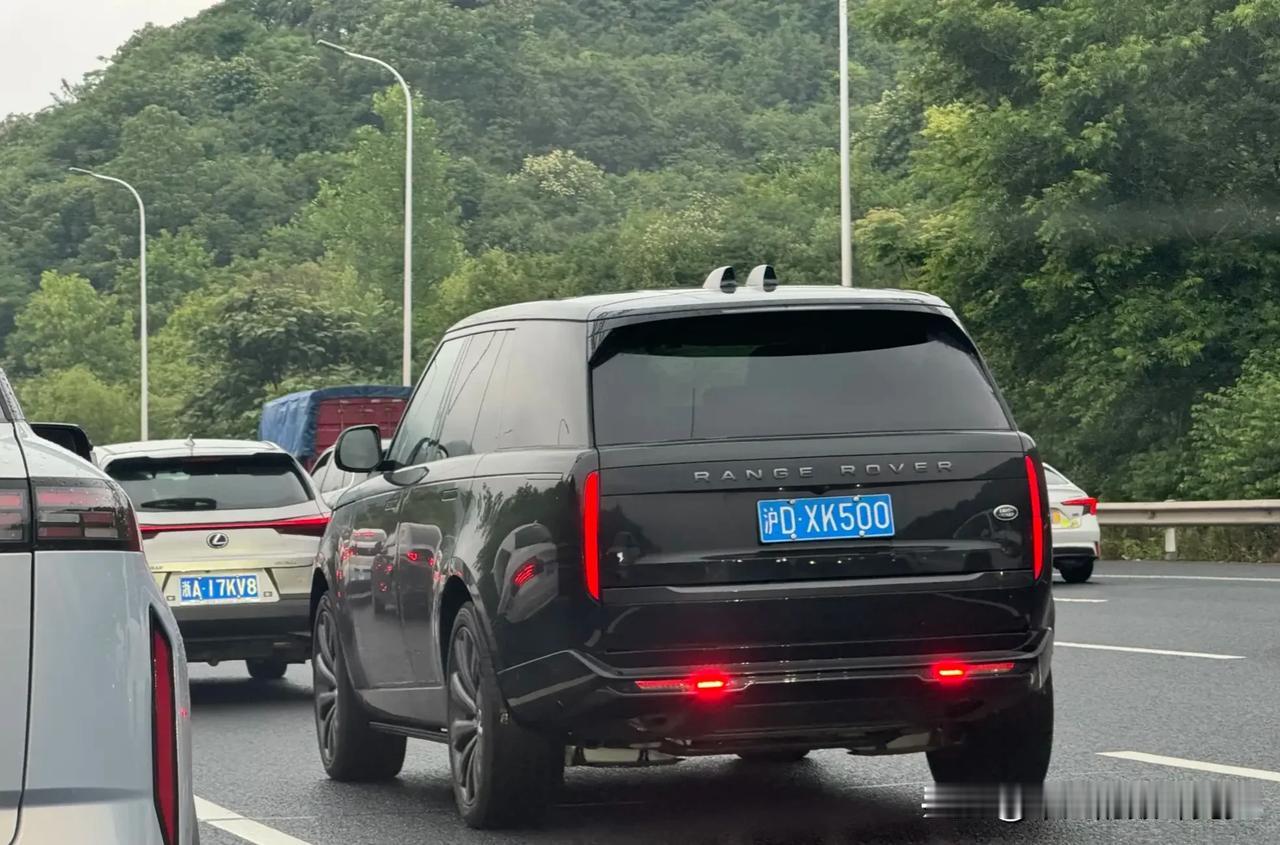 路虎揽胜路人视角打几分…_

不论是外观还是内饰，揽胜是我觉得比较巅峰的车子了，