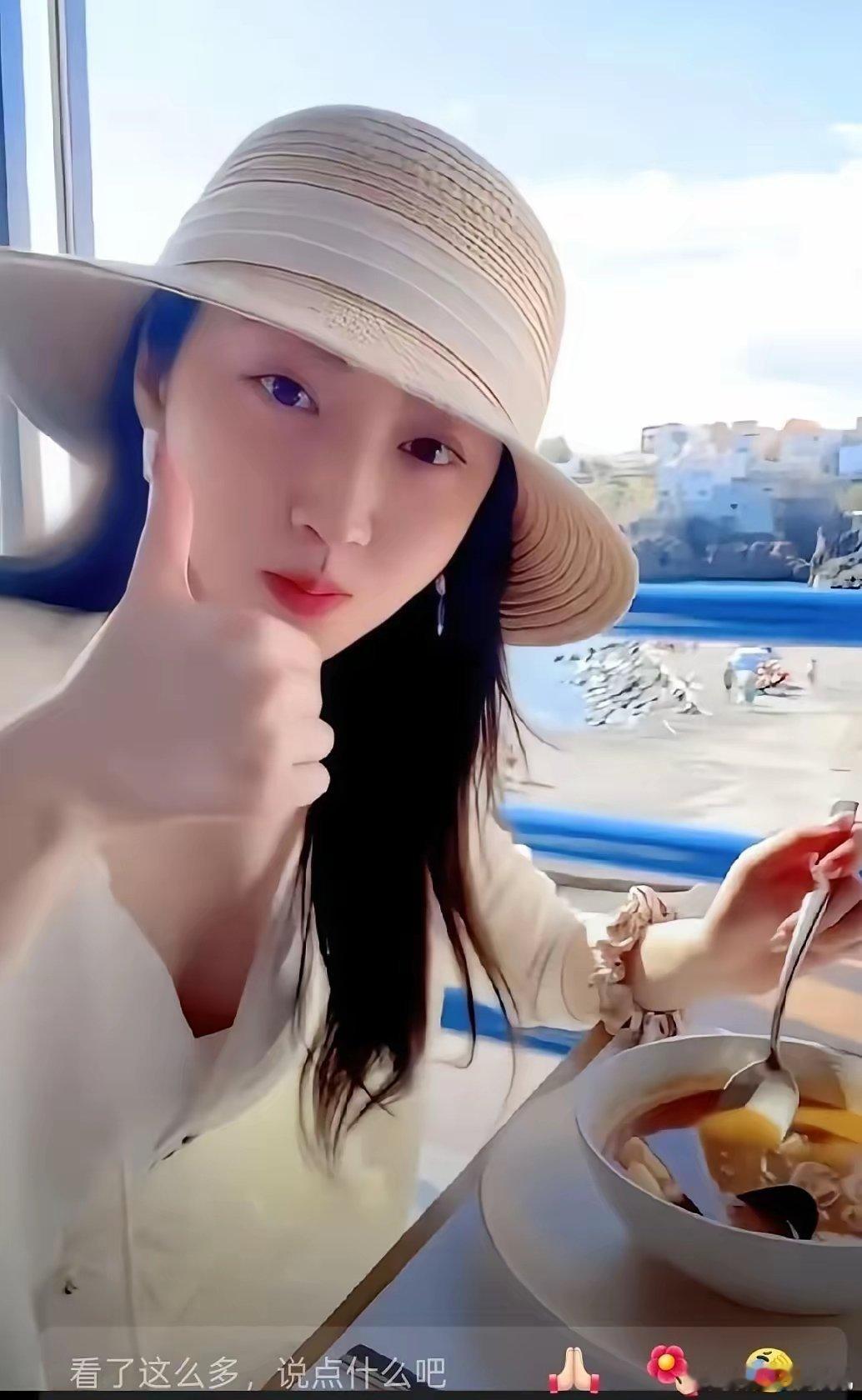 景甜在马尔代夫那顿海鲜餐，把网友看破防了。满桌子叫不上名字的珍馐，帝王蟹成了陪衬