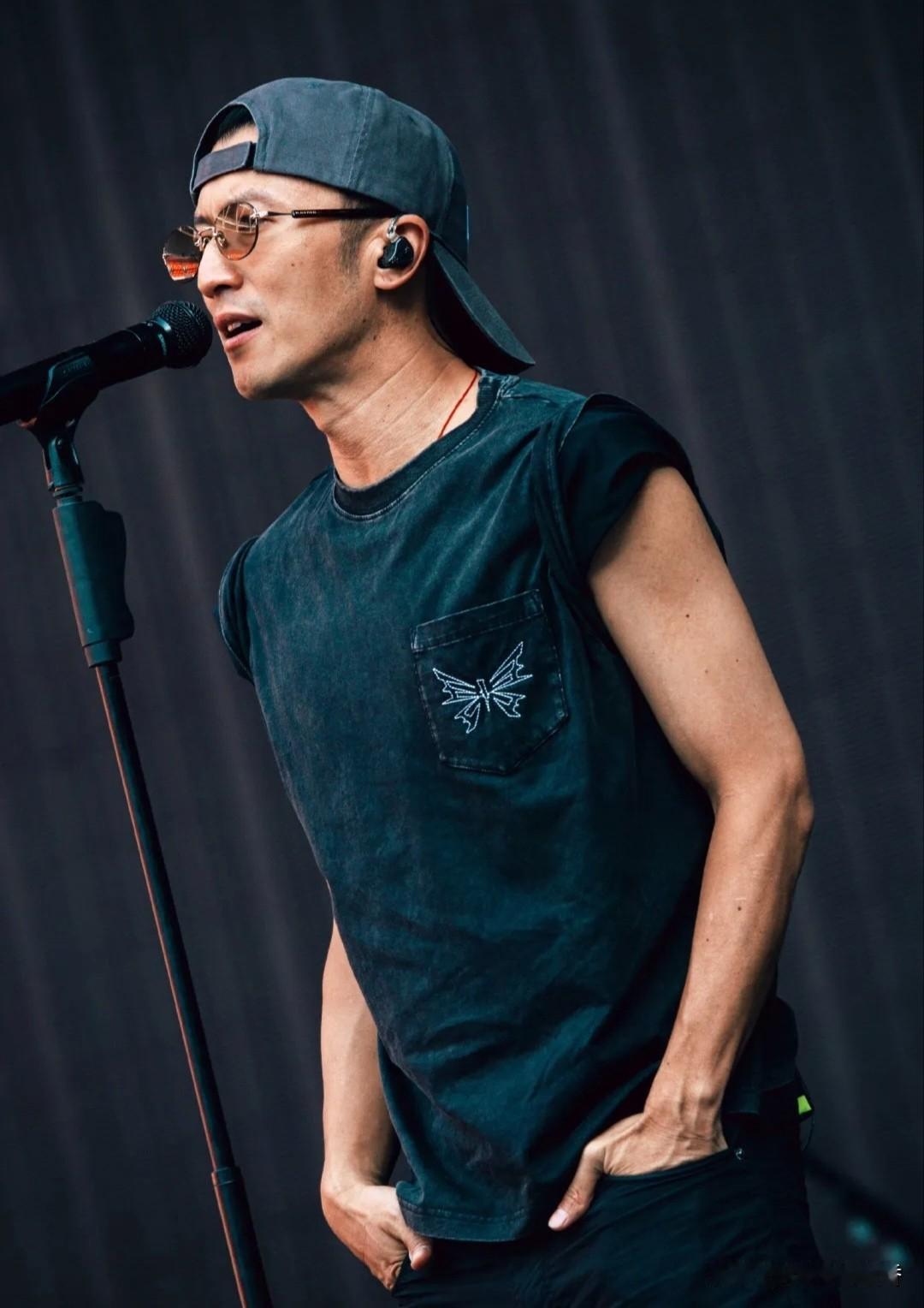结合多方筹备情况，
谢霆锋演唱会大概率如期举办…
 
不少歌迷关心谢贤离世后，谢