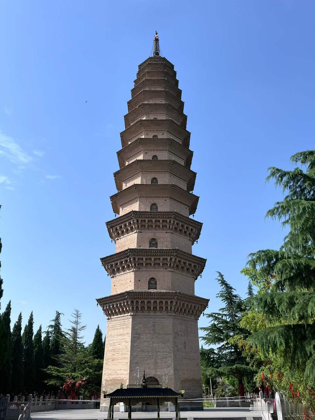 寿圣寺塔坐落于运城市寿圣寺内，塔身俊朗秀逸，色彩淡雅轻盈，真是百看不厌。
图文原