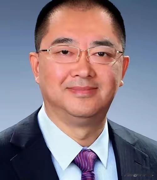 恒大前二号人物夏海钧，在公司待了15年，光薪酬就领了18亿。平均下来，一年多就揣