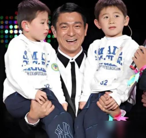 医生把报告推到刘德华面前，指着45岁的朱丽倩说：别折腾了，健康生下来的概率，不到