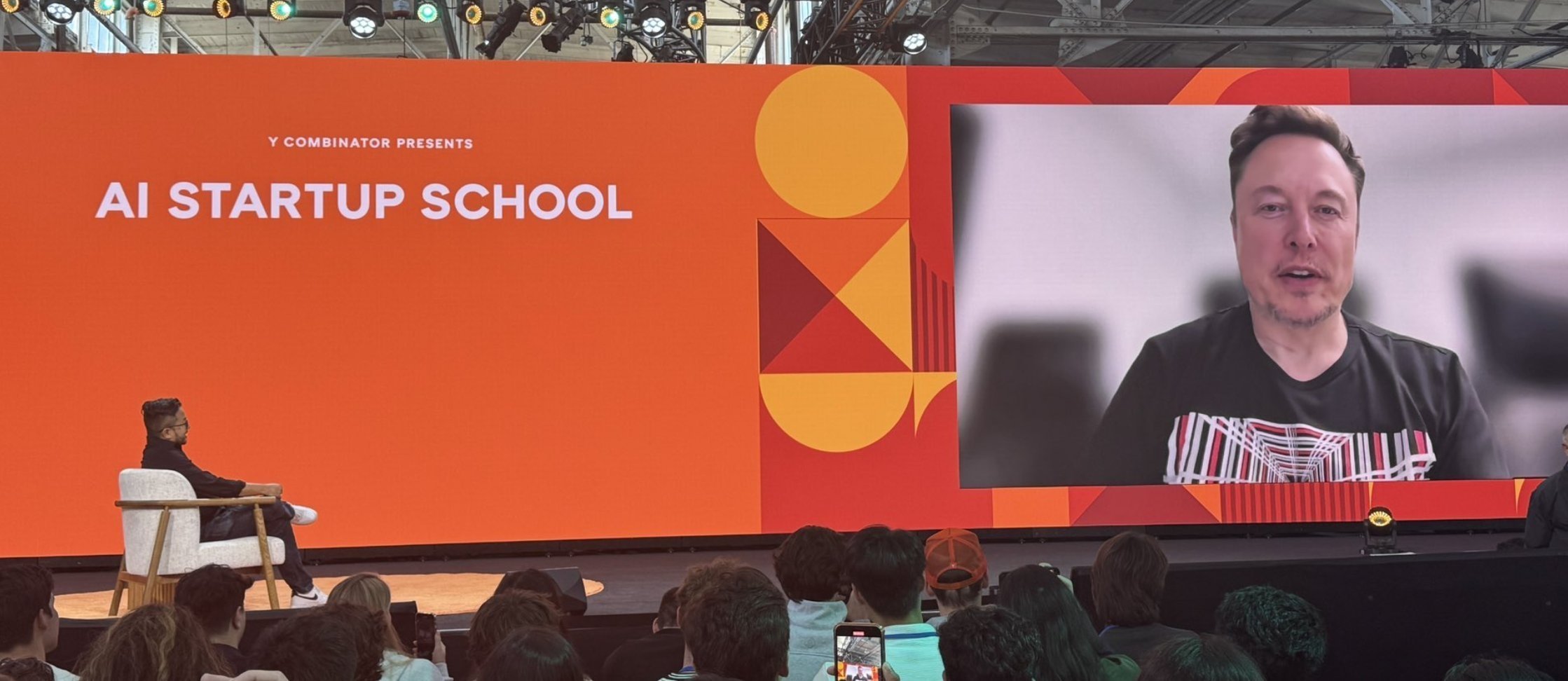 Elon Musk 在 YC 谈到了两点算是首次公开的信息：- xAI 之前的 