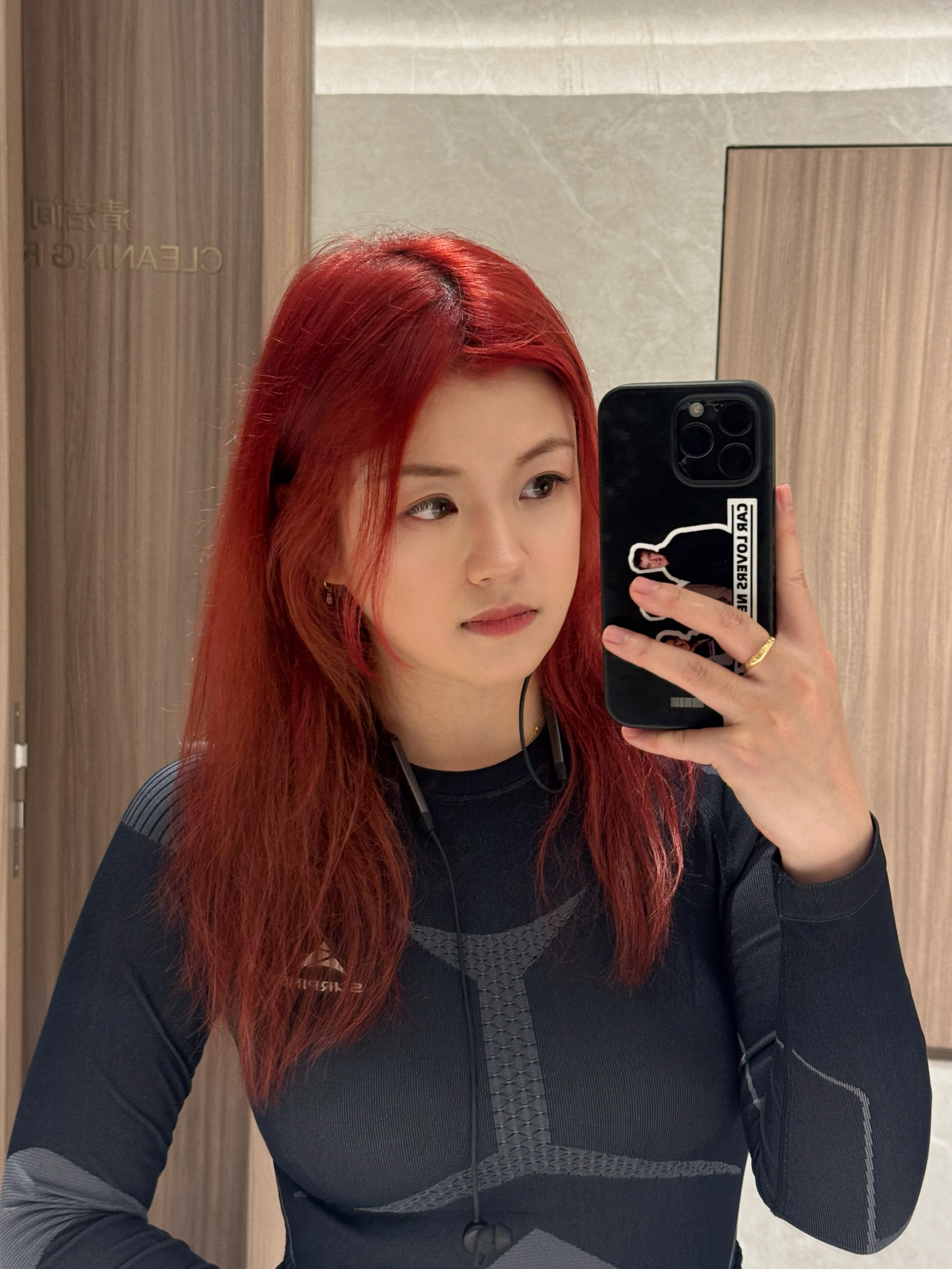 今天飞哈尔滨 不想多带衣服 就全部穿的厚装备结果上海突然升温给我热傻了表情冷酷 