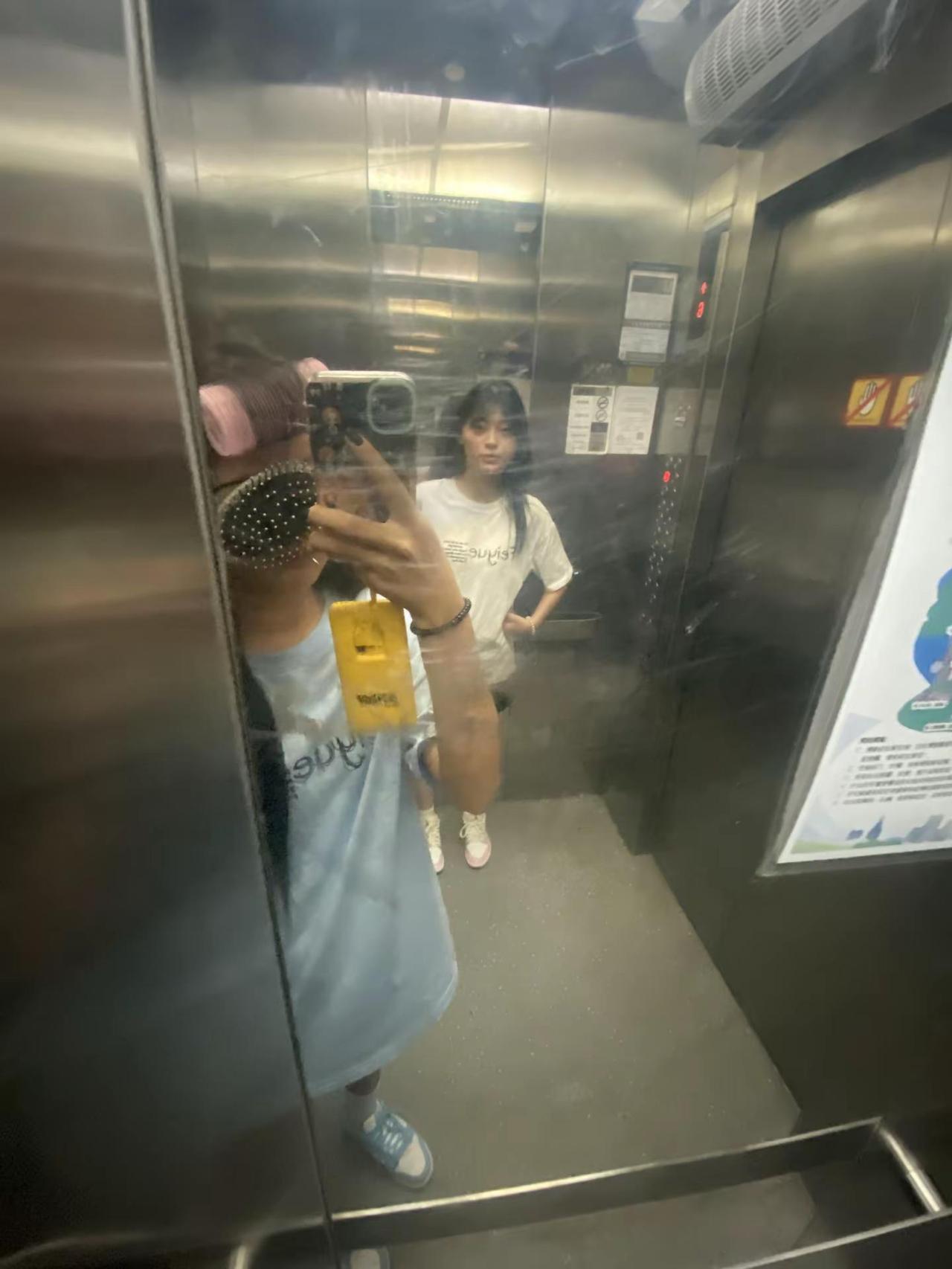 @卖萌总被肘击 你的穿搭 过肩的长发 可爱的脸 阴阳怪气的嘴 时好时坏的脾气 偶