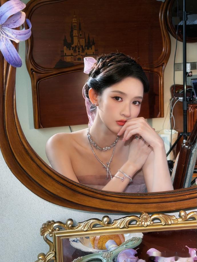 王玉雯这组图越看越上头 发间的丝带和颈间的项链细节感拉满，淡紫色的纱裙在光影下格