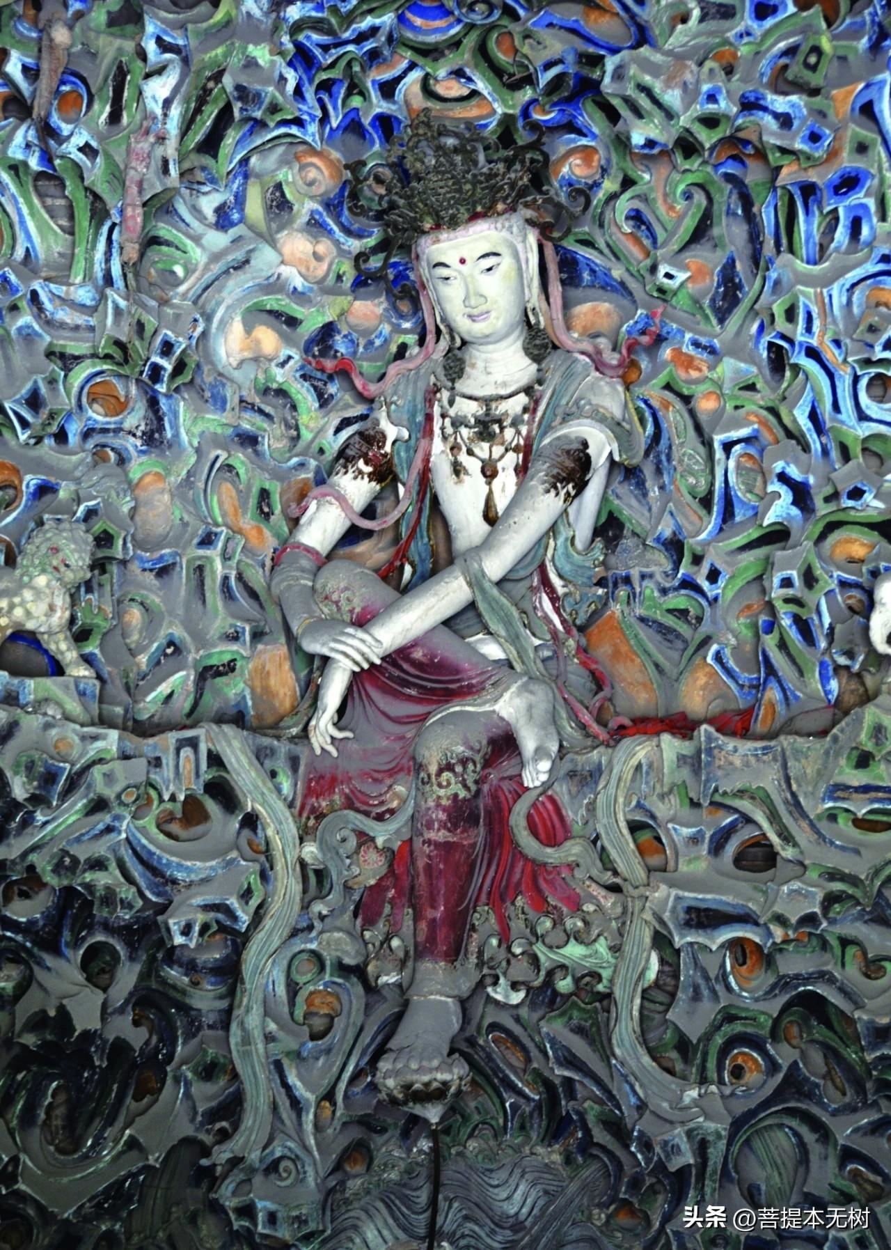 河好正定隆兴寺摩尼殿，大名鼎鼎的倒坐观音。
不坐莲台、不拘礼法，随性倚在五彩悬山