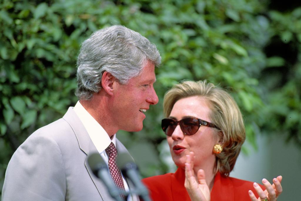 美国前总统克林顿与前国务卿希拉里已达成一致，将亲自前往华盛顿特区，就艾普斯坦案接