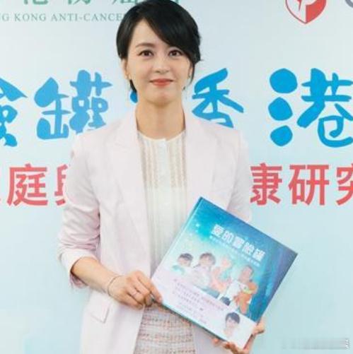 梁咏琪说郭富城有心有力梁咏琪说自己有一个小孩满足了 昨日活动采访时恭喜第三次当爸