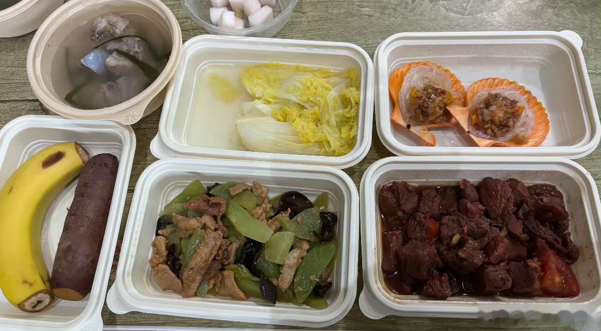 周星驰剧组盒饭天花板真的被星爷剧组的伙食狠狠戳到了！新片《功夫女足》人均餐标80