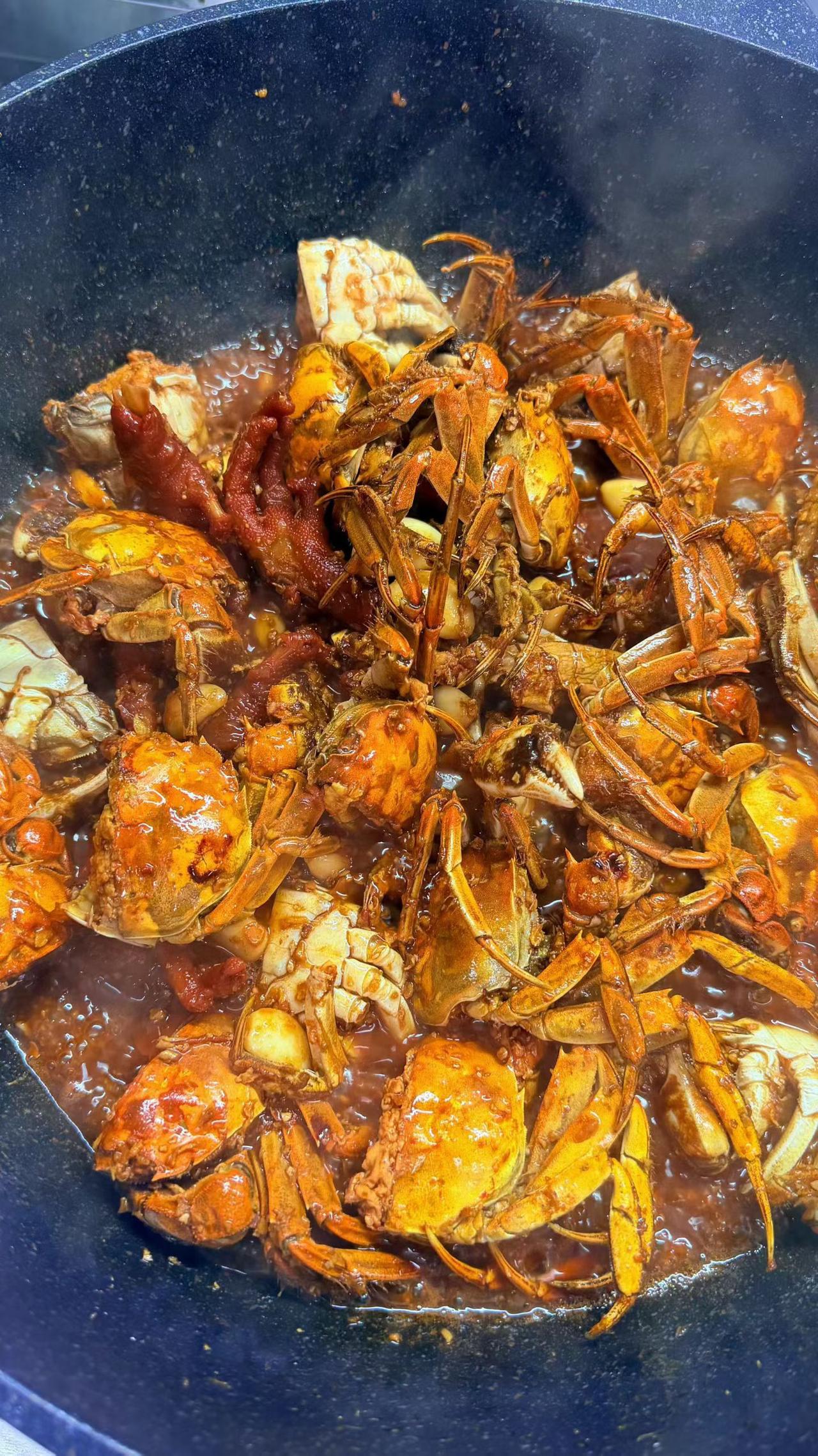 一锅香辣大闸蟹，看起来真够过瘾，美味佳肴。