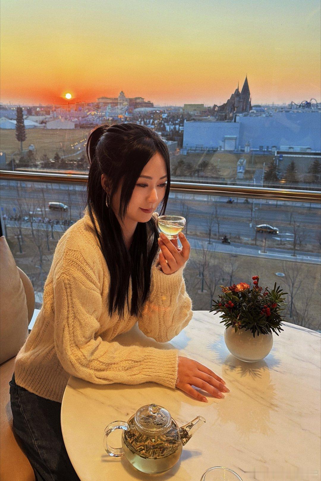 抓了个美女共进下午茶