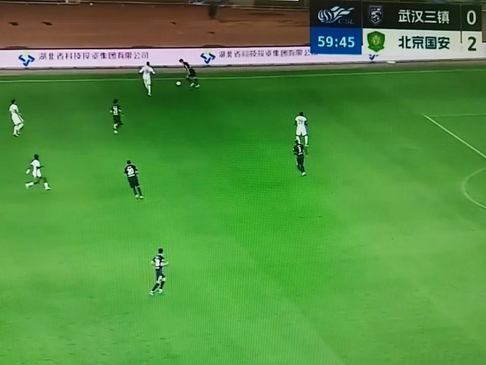 武汉三镇今天的表现真是让人着急。中场完全控不住球，球到了脚下就像烫手山芋，很快就