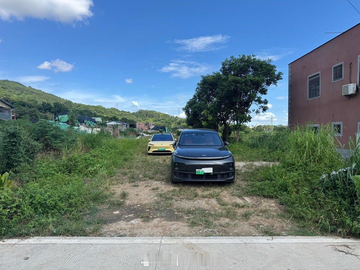 这种村里的网红打卡点，本来停车位就紧张，有个停车区可以停个五六部车，非要停在路口