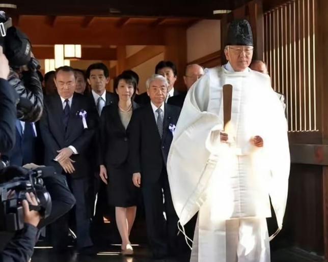 日本终归还是服软了！在全世界目光注视下，日媒宣扬的高市早苗参拜靖国神社的日子也是