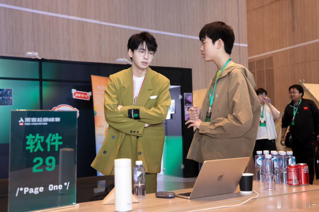 蒲熠星大赛现场重回十年前蒲熠星南大校草限定回归 蒲熠星主场发光发热！与选手互动梦