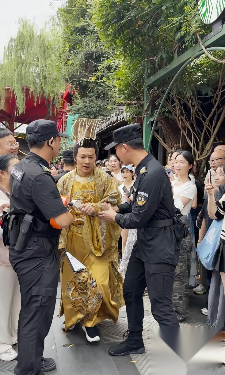 我宣布， 今天娱乐圈， 最尴/尬的事情就是，演员郑国霖站在景区门口对保安大喊：我