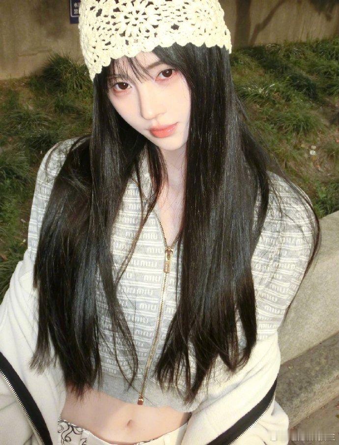 &xe627;鞠婧祎超话“冬日的暖阳还未坠落，你依旧如光” 