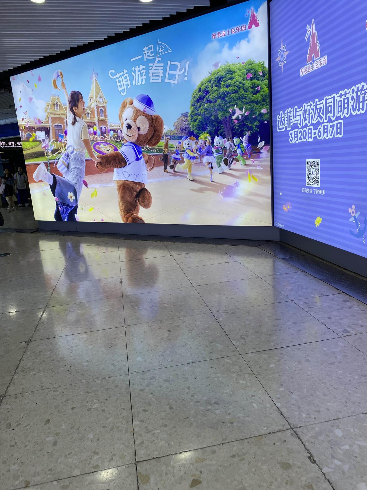 广州地铁文化，进入地铁的通道被装饰得挺漂亮的。

广州地铁印象表 广州城市文化 