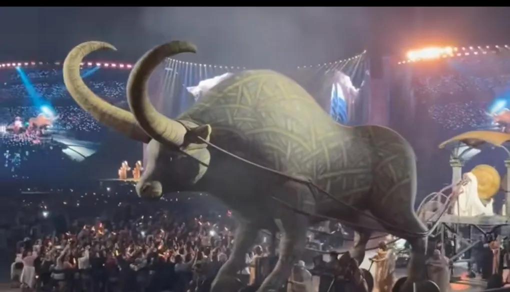 蔡依林演唱会，怎么搞的像拍古代电影一样，演的妖魔邪神的那种感觉。