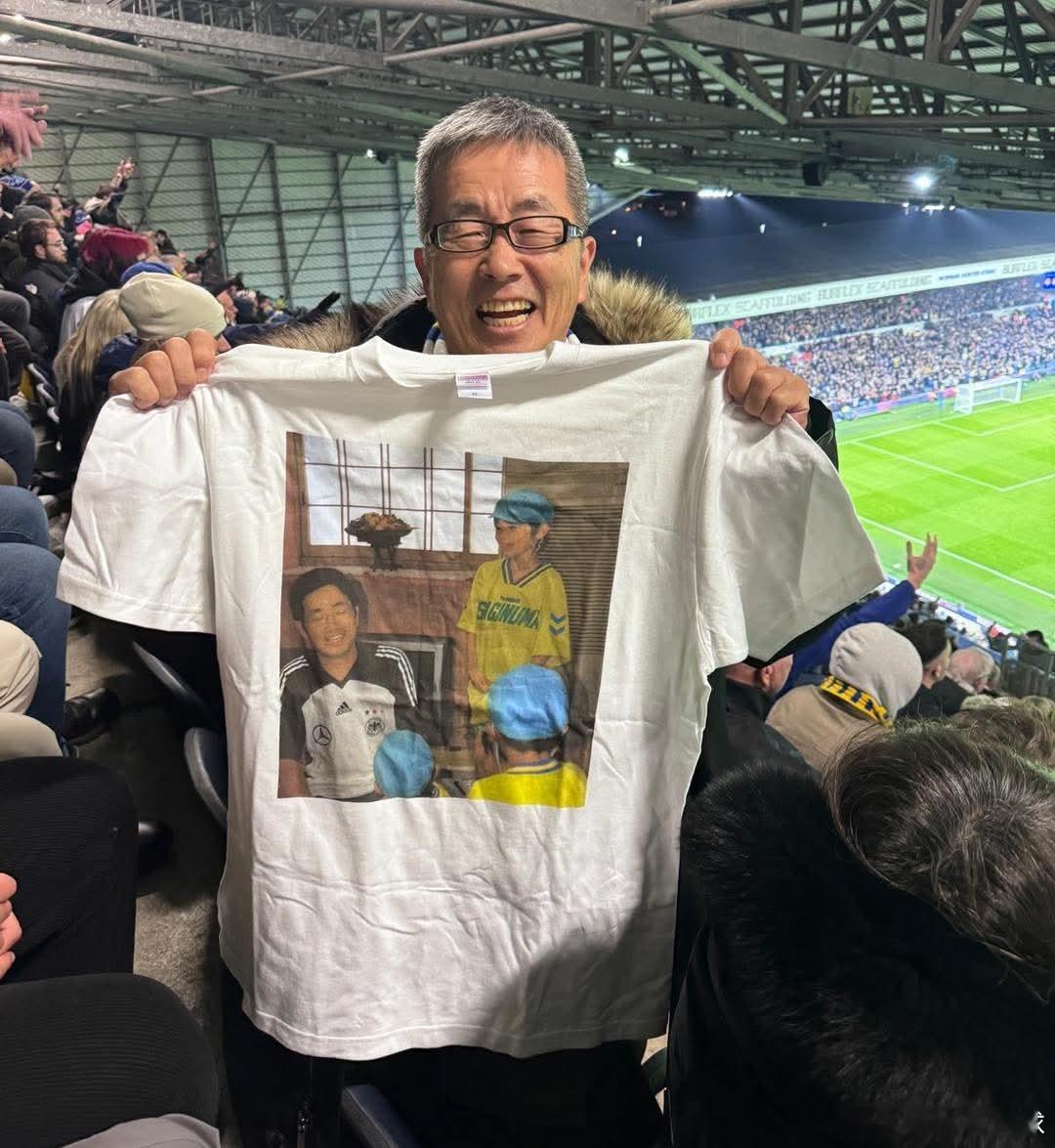 昨晚，田中碧的小学老师也特地赶到埃兰路球场观看他以前的学生的比赛。