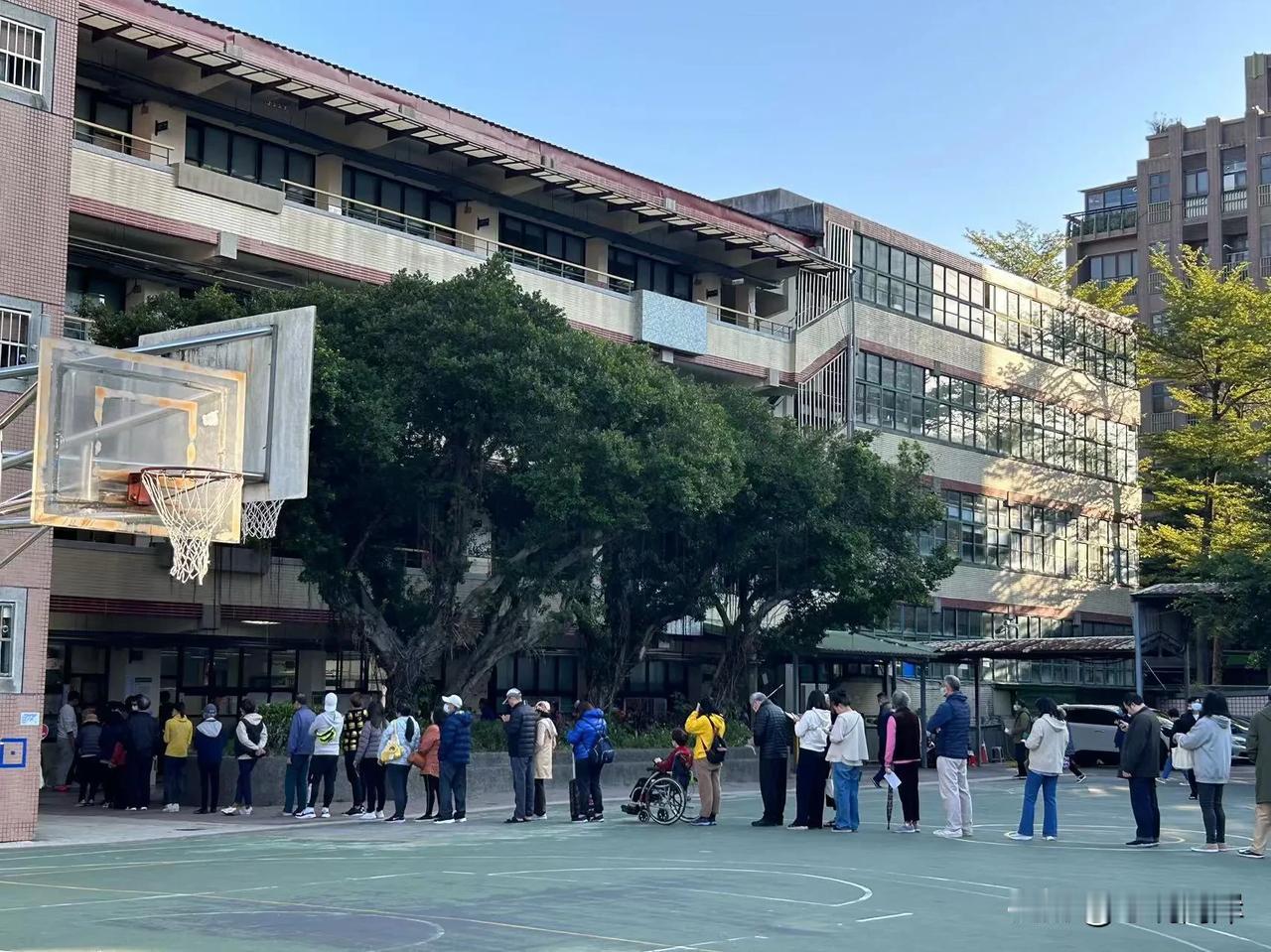 早上8点不到投票所就已见人潮，各种年龄阶层都有，看来台湾这一次选举是一场激烈的战