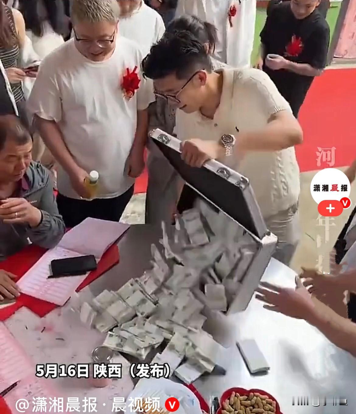 近日，陕西一男子参加好朋友婚礼，男子不送红包也不转账，直接拎着一个小箱子就上场，