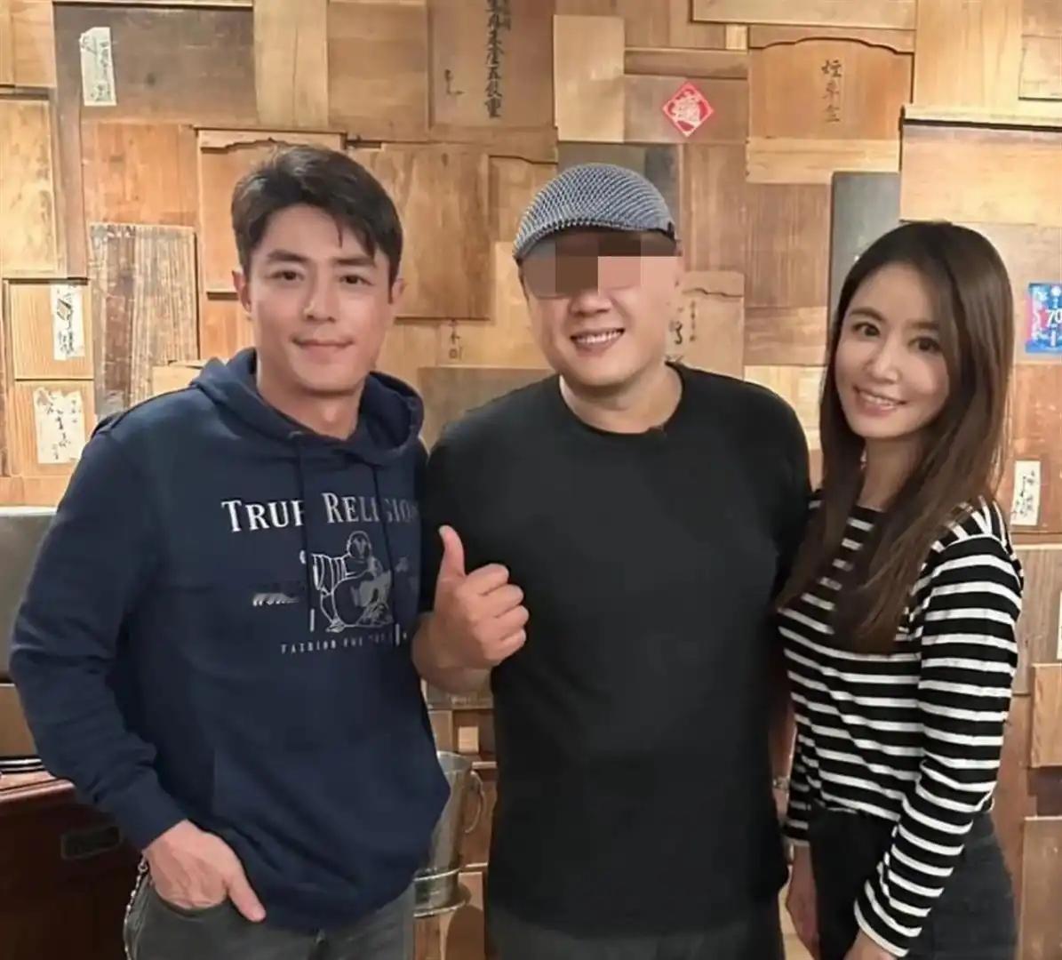 林心如夫妇冬至和好友小聚，素颜出镜依旧年轻，霍建华喝到微醺脸通红，画面超惬意