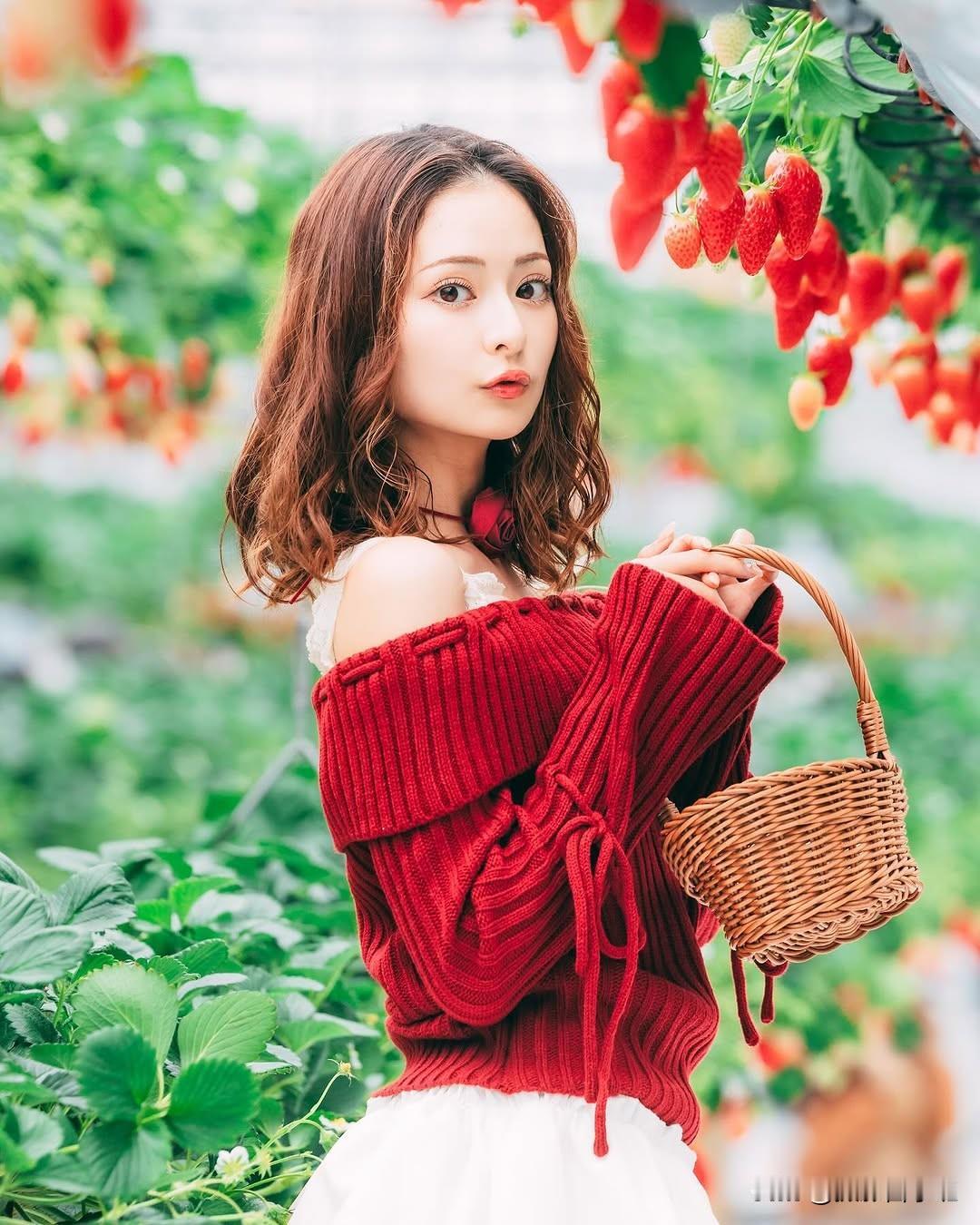 草莓采摘，拍照姿势7个，又自然又好玩，甜美可爱
草莓园里，红彤彤的草莓挂满枝头，