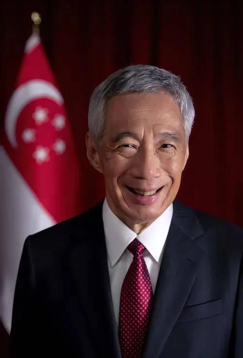 2004 年 8 月 12 日，李显龙在新加坡总统府宣誓就职，正式接替吴作栋成为