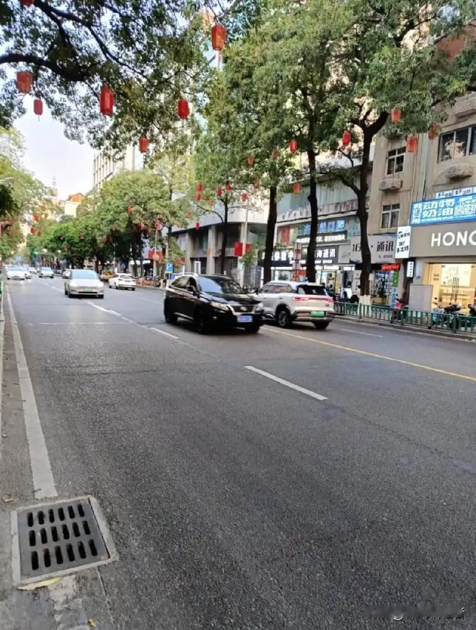 刷视频看到，有些人，之前一直抨击新能源电动汽车，说油车好，为什么现在外国企业出了