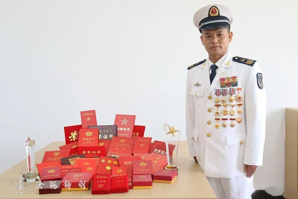 【兵王，六排】入伍30年，他先后担任班长，分队长。所在单位荣立集体二等功1次、三
