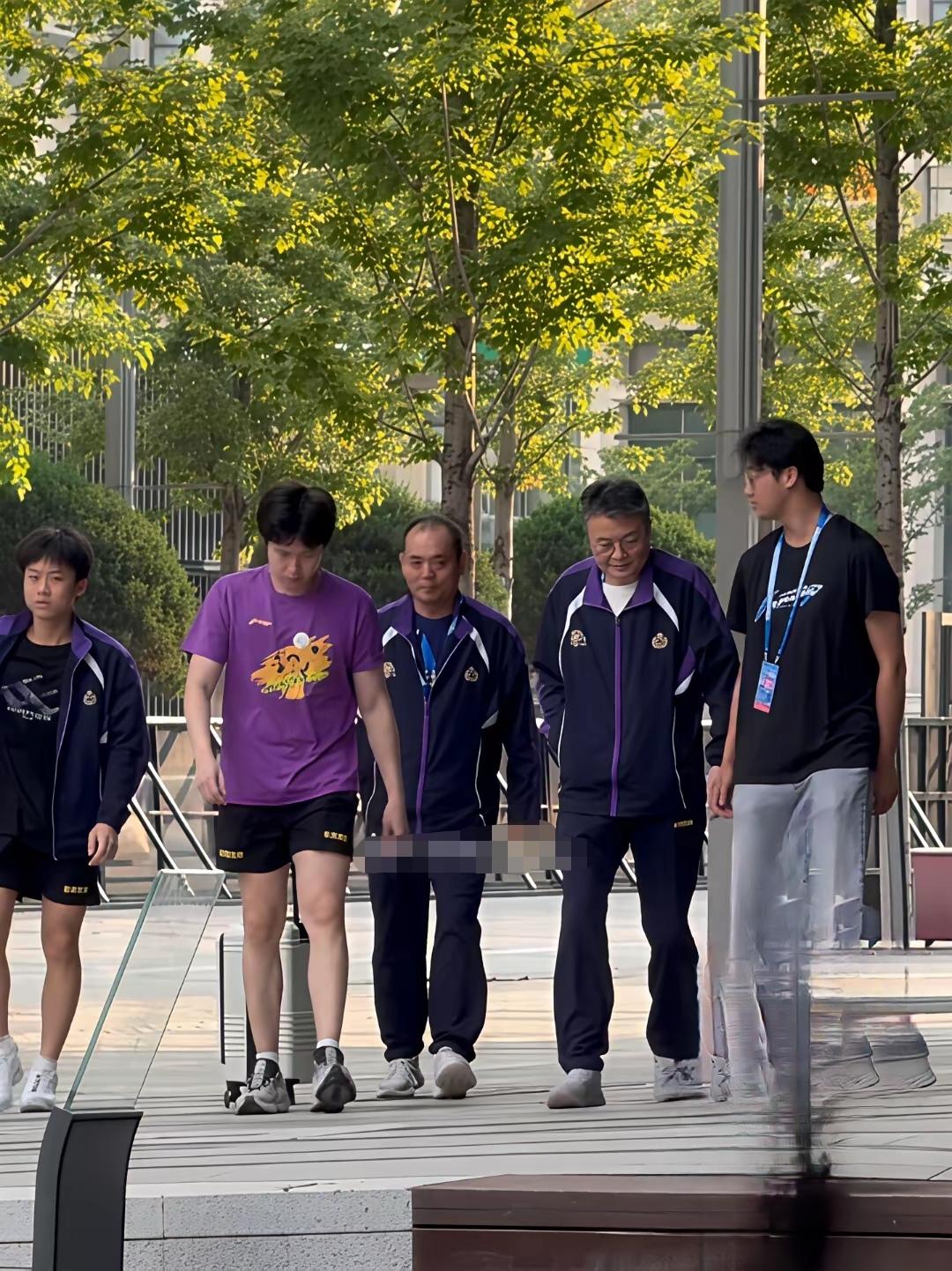 感谢山东魏桥俱乐部一直把楚钦照顾得很好，每一年的乒超联赛，魏桥大叔一定会跟在楚钦
