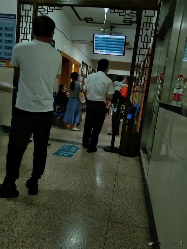 在医院看不好病能退钱吗由不得你，就问你，你能够扭动大腿吗？