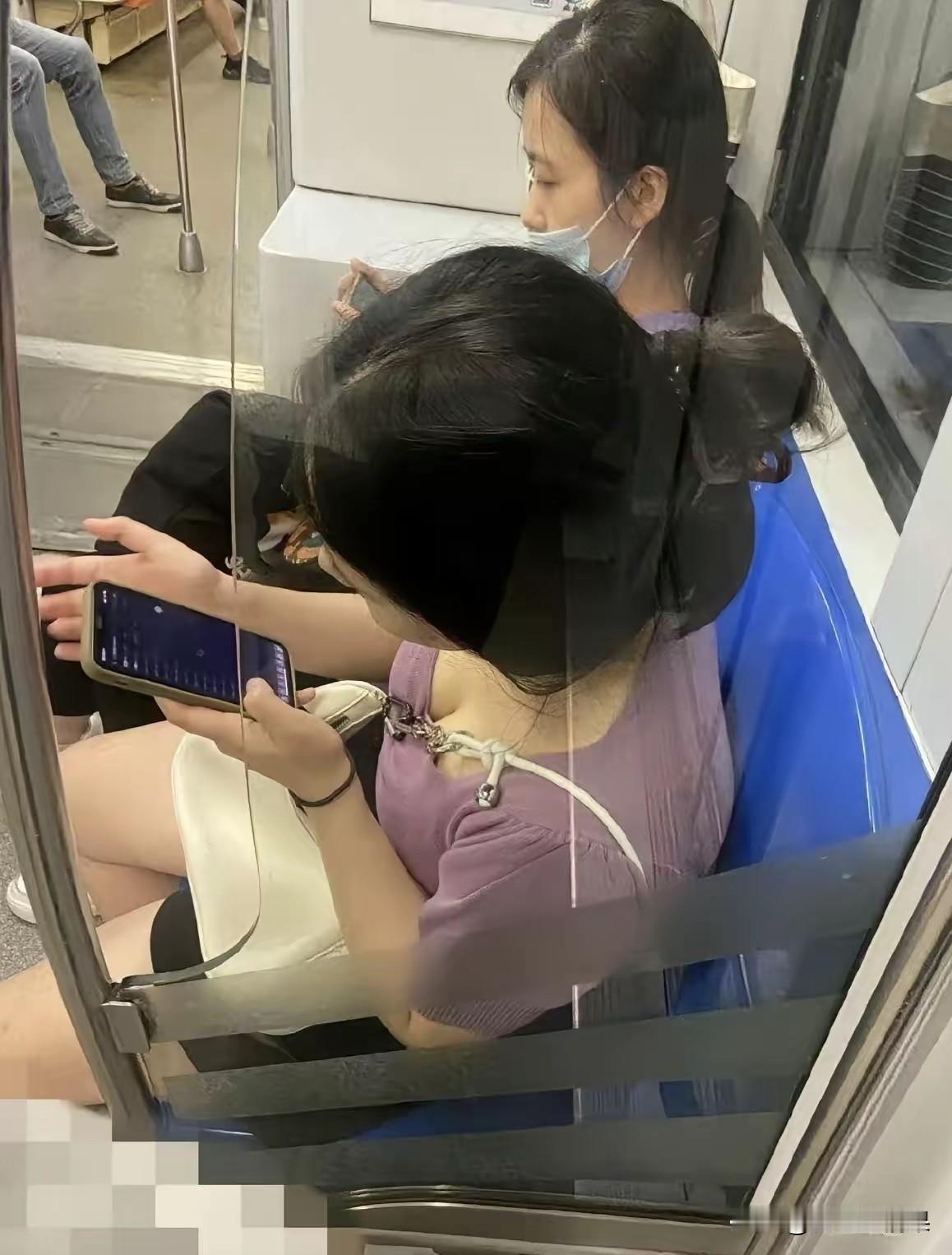 现在的人手机已经不能离手了，以前智能手机没有普及的时候，大家都喜欢去网吧上网打游