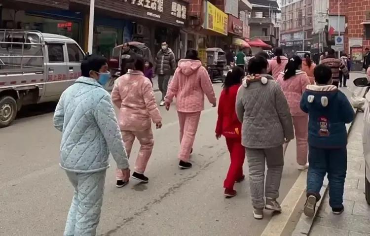 回到老家，满大街都是穿睡衣的，看起来又丑又土，为啥农村那么多人都喜欢穿呢？